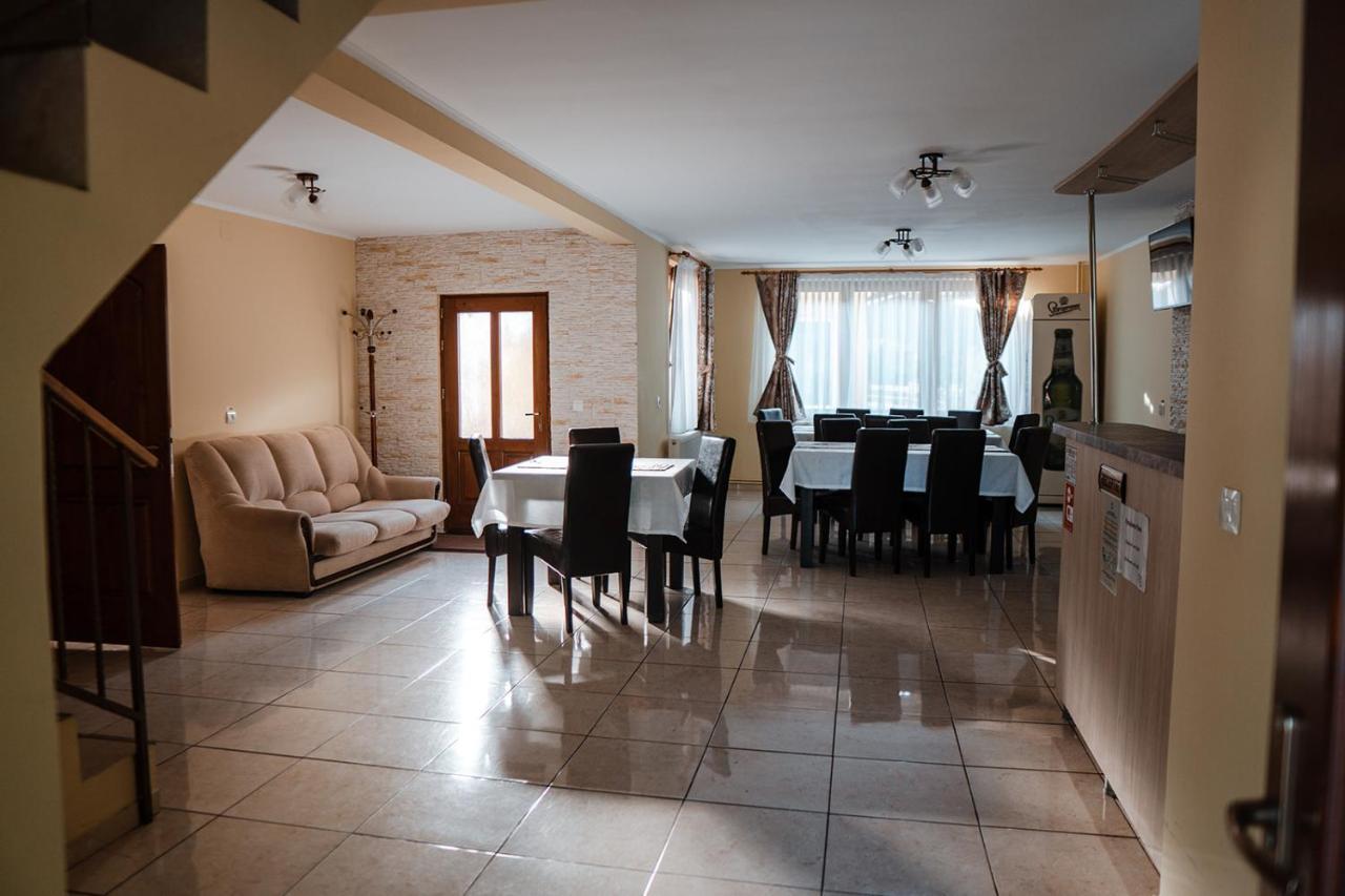 Pensiunea Petru Sugag Exterior photo